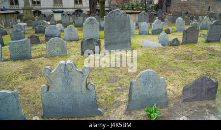 Tombes à Kings Chapel Burying Ground dans le centre-ville de Boston - BOSTON , Massachusetts Banque D'Images