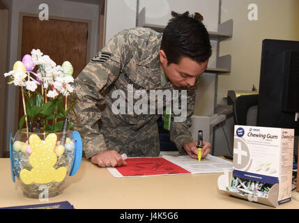 Le s.. Richard Rodriguez, 90e Escadron d'opérations médicales dentaires sous-officier responsable, le personnel du Programme d'assurance de la fiabilité des contrôles des formalités administratives de F.E. Warren Air Force Base, Wyo., le 6 avril 2017. La clinique dentaire joue un rôle clé en veillant à ce que les aviateurs sont aptes à soutenir la mission de dissuasion nucléaire. (U.S. Air Force photo par un membre de la 1re classe Breanna Carter) Banque D'Images