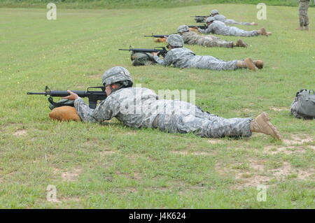 Dans cette image publié par la Réserve de l'armée, le commandement de l'Instruction du 75e avec l'unité de soldats du détachement du siège de train dans un champ de tir militaire dans la région de Bastrop, Texas, samedi, 22 avril, 2017. Préparation individuelle élevée dans la réserve dans des domaines tels que l'adresse au tir permet d'empêcher des menaces provenant de l'étranger. (Photo/75e commandement de l'instruction, de la réserve de l'Armée Le lieutenant-colonel Steven Johnston) Banque D'Images