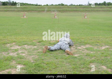 Dans cette image publié par la Réserve de l'armée, le commandement de l'Instruction du 75e avec l'unité de soldats du détachement du siège de train dans un champ de tir militaire dans la région de Bastrop, Texas, samedi, 22 avril, 2017. Préparation individuelle élevée dans la réserve dans des domaines tels que l'adresse au tir permet d'empêcher des menaces provenant de l'étranger. (Photo/75e commandement de l'instruction, de la réserve de l'Armée Le lieutenant-colonel Steven Johnston) Banque D'Images