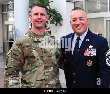 Le sergent-chef de l'armée. Brandon Morey, Inspecteur général adjoint, Quartier général, la Garde nationale de Californie est créée par le chef de l'Armée de l'air Master Sgt. Mitchell O. Pinceau, enrôlé Senior Advisor au chef, Bureau de la Garde nationale, Arlingon, en Virginie, le 28 avril 2017. Morey se sont mesurés à 8 ng IGs à travers le pays pour gagner l'Inspecteur général de la Garde nationale le soldat de l'année. (Air National Guard photo par le Sgt. David Eichaker/libérés) Banque D'Images