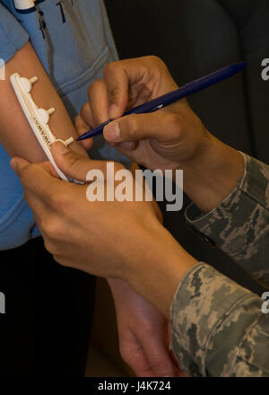 Un 5ème groupe médical démontre l'Aviateur alergy tests pour l'école élémentaire d'Edison's science, technologie, ingénierie et mathématiques les filles à Minot Air Force Base, N.D., 1 mai 2017. La tige pour visité la radiologie, les vaccinations et la section de formation de la 5e Groupe médical pendant leur tour. Minot AFB (U.S. Air Force photo/Navigant de première classe Alyssa M. Akers) Banque D'Images