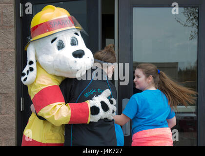 Le chien Sparky Incendie, 5e Escadron de génie civil, éducateur de prévention incendie de l'école primaire de Edison accueille la science, technologie, ingénierie et mathématiques des jeunes filles à la 5ème station d'INCENDIE DE LA SCÉ SUR Minot Air Force Base, N.D., 1 mai 2017. Au cours de la visite des filles de la tige à la caserne, Sparky leur a appris sur la sécurité incendie et les fonctions de pompier. (U.S. Air Force photo/Navigant de première classe Alyssa M. Akers) Banque D'Images