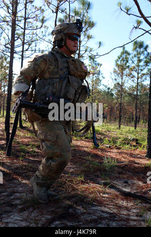 Un soldat avec la Compagnie Charlie, Task Force 1-28, 48th Infantry Brigade Combat Team, 3ème Division d'infanterie se déplace vers un objectif dans le cadre d'un exercice de tir réel 3 mai 2017 à Fort Benning, Géorgie Management de TF 1-28 validé l'entreprise est prête pour un centre de formation de combat exportables pour 48e exercice, IBCT fixée pour juin 2017 à Fort Stewart, en Géorgie (É.-U. Photo de l'armée par le sergent. Candace Mundt/libérés) Banque D'Images