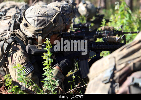 Des soldats de la Compagnie Charlie, Task Force 1-28, 48th Infantry Brigade Combat Team, 3e Division d'infanterie, fournir un tir de suppression dans le cadre d'un exercice de tir réel 3 mai 2017 à Fort Benning, Géorgie Management de TF 1-28 validé l'entreprise est prête pour un centre de formation de combat exportables pour 48e exercice, IBCT fixée pour juin 2017 à Fort Stewart, en Géorgie (É.-U. Photo de l'armée par le sergent. Candace Mundt/libérés) Banque D'Images