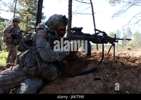 Un soldat avec la Compagnie Charlie, Task Force 1-28, 48th Infantry Brigade Combat Team, 3e Division d'infanterie, une M249 squad arme automatique dans le cadre d'un exercice de tir réel 3 mai 2017 à Fort Benning, Géorgie Management de TF 1-28 validé l'entreprise est prête pour un centre de formation de combat exportables pour 48e exercice, IBCT fixée pour juin 2017 à Fort Stewart, en Géorgie (É.-U. Photo de l'armée par le sergent. Candace Mundt/libérés) Banque D'Images