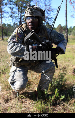 Un soldat avec la Compagnie Charlie, Task Force 1-28, 48th Infantry Brigade Combat Team, 3ème Division d'infanterie s'apprête à aller vers un objectif dans le cadre d'un exercice de tir réel 3 mai 2017 à Fort Benning, Géorgie Management de TF 1-28 validé l'entreprise est prête pour un centre de formation de combat exportables pour 48e exercice, IBCT fixée pour juin 2017 à Fort Stewart, en Géorgie (É.-U. Photo de l'armée par le sergent. Candace Mundt/libérés) Banque D'Images