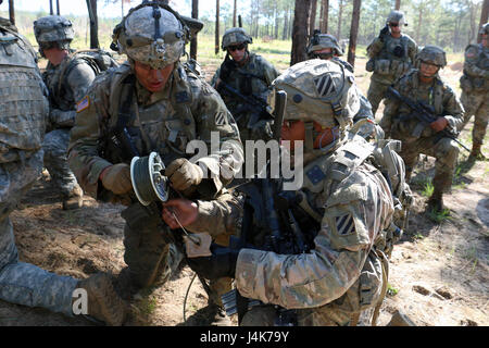 Les ingénieurs de combat de la Force opérationnelle 1-28, 48th Infantry Brigade Combat Team, 3e Division d'infanterie, préparer une torpille Bangalore à enfreindre un grillage dans le cadre d'un exercice de tir réel 3 mai 2017 à Fort Benning, Géorgie Management de TF 1-28 validé l'entreprise est prête pour un centre de formation de combat exportables pour 48e exercice, IBCT fixée pour juin 2017 à Fort Stewart, en Géorgie (É.-U. Photo de l'armée par le sergent. Candace Mundt/libérés) Banque D'Images