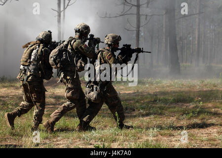 Des soldats de la Compagnie Charlie, Task Force 1-28, 48th Infantry Brigade Combat Team, 3ème Division d'infanterie se déplacer sur leur objectif dans le cadre d'un exercice de tir réel 3 mai 2017 à Fort Benning, Géorgie Management de TF 1-28 validé l'entreprise est prête pour un centre de formation de combat exportables pour 48e exercice, IBCT fixée pour juin 2017 à Fort Stewart, en Géorgie (É.-U. Photo de l'armée par le sergent. Candace Mundt/libérés) Banque D'Images