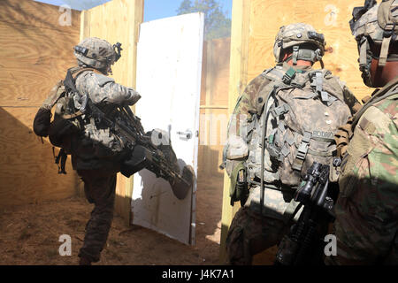 Des soldats de la Compagnie Charlie, Task Force 1-28, 48th Infantry Brigade Combat Team, 3ème Division d'infanterie violation une porte pendant un exercice de tir réel de l'entreprise 3 mai 2017 à Fort Benning, Géorgie Management de TF 1-28 validé l'entreprise est prête pour un centre de formation de combat exportables pour 48e exercice, IBCT fixée pour juin 2017 à Fort Stewart, en Géorgie (É.-U. Photo de l'armée par le sergent. Candace Mundt/libérés) Banque D'Images