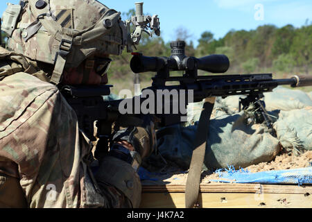 Un soldat avec la Compagnie Charlie, Task Force 1-28, 48th Infantry Brigade Combat Team, 3ème Division d'infanterie tire un fusil Remington pendant un exercice de tir réel de l'entreprise 3 mai 2017 à Fort Benning, Géorgie Management de TF 1-28 validé l'entreprise est prête pour un centre de formation de combat exportables pour 48e exercice, IBCT fixée pour juin 2017 à Fort Stewart, en Géorgie (É.-U. Photo de l'armée par le sergent. Candace Mundt/libérés) Banque D'Images