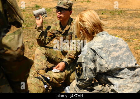 La FPC. YongHyun Lee, un natif de Dallas, au Texas, affectés au siège et le siège batterie, 210e Brigade d'artillerie, 2e Division d'infanterie/Combinés américano-Division, montre comment effectuer des soins médicaux à une victime simulée sur le terrain lors d'un entraînement physique à LTA130, Corée du Sud, le 3 mai 2017. La semaine offre des possibilités de formation des soldats FTX dans une simulation de combat. (U.S. Photo de l'armée par le Cpl. Michelle U. Blesam, 210e FA Bde PAO) Banque D'Images