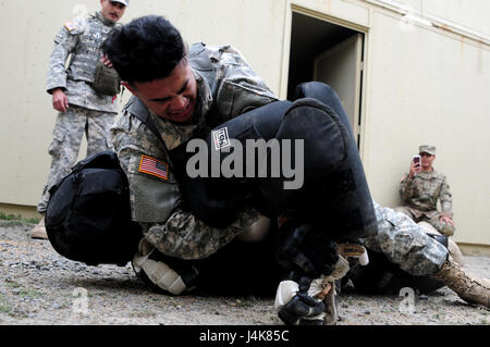 Les soldats de la réserve de l'armée participent à la compétition du meilleur guerrier au Camp Pendleton, testant les capacités physiques et mentales du personnel enrôlé et des sous-officiers. Banque D'Images