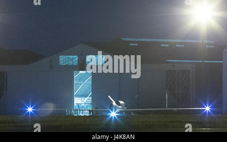 Un RQ-4 Global Hawk affecté à la 69e Groupe de Reconnaissance des taxis 1 Détachement avant son premier décollage à Yokota Air Base, Japon, le 5 mai 2017. Le RQ-4 Global Hawk offre une grande variété de choix d'emploi. La longue portée et 28 heures d'endurance permettent une très grande flexibilité pour répondre aux exigences de mission. (U.S. Air Force photo par Yasuo Osakabe) Banque D'Images