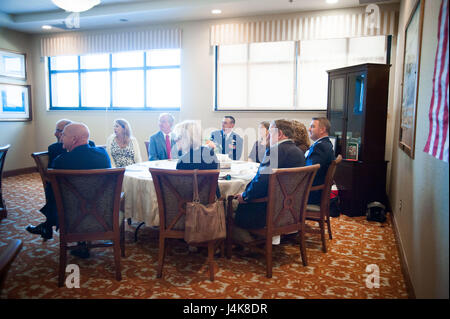 Les participants à l'écoute au Colonel Michael Manion, commandant de la 403e, la parole au cours d'une cérémonie d'intronisation commandant honoraire le 5 mai 2017 à la base aérienne de Keesler, Mississippi. (U.S. Air Force photo/Le s.. Heather Heiney) Banque D'Images