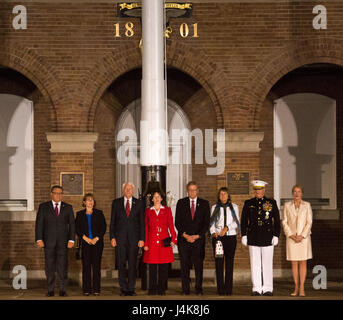 Les invités d'honneur et l'hébergement de deux sont présentés aux invités pendant un défilé vendredi soir chez Marine Barracks Washington D.C., le 5 mai 2017. Les invités d'honneur pour le défilé étaient l'honorable Paul Cook, le 8e District de Californie au Congrès, l'Honorable Jack Bergman, Michigan's 1st Congressional district Membre du Congrès, et l'Honorable Salud Carbajal, du 24e District de Californie au Congrès. L'accueil a été le général Glenn Walters, commandant adjoint de la Marine Corps. Marine Corps officiel (photo par le Cpl. Robert Knapp/libérés) Banque D'Images