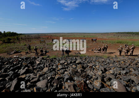 Mont BUNDEY Domaine de formation, l'Australie -- Marines des États-Unis avec des armes peloton, Compagnie K, 3e Bataillon, 4e Régiment de Marines, 1 Division de marines, la Force de rotation Maritime Darwin, l'incendie M240B Moyennes Machinegun, Mai 5th, 2017. Marines a effectué un cours de qualification de mitrailleuse en prévision de l'exercice Exécution prédateur. L'exercice est destiné à tester l'efficacité de combat des Marines et augmenter les performances sur une petite unité. (U.S. Marine Corps photo par lance le Cpl Damion Hatch Jr) Banque D'Images