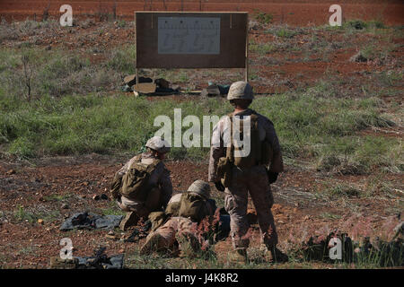 Mont BUNDEY Domaine de formation, l'Australie -- Marines des États-Unis auprès de la société K, 3e Bataillon, 4e Régiment de Marines, 1 Division de marines, la Force de rotation Maritime Darwin, leurs vues sur le zéro M240B Moyennes Machinegun, Mai 5th, 2017. Marines a effectué un cours de qualification de mitrailleuse en prévision de l'exercice Exécution prédateur. L'exercice est destiné à tester l'efficacité de combat des Marines et augmenter les performances sur une petite unité. (U.S. Marine Corps photo par lance le Cpl Damion Hatch Jr) Banque D'Images