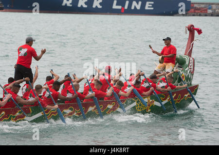 Les Programmes maritimes unique équipe de bateau dragon creuse profond avec leurs rames luttant pour une victoire lors de la 43e Festival Razafindrakoto Naha courses de bateaux-dragons Le 5 mai dans la ville de Naha, Okinawa, Japon. Les marines se sont réunis dans des camps Courtney, Hansen et Marine Corps Air Station de Futenma à construire cette équipe. Les Marines ont terminé leur course avec un temps de 5 minutes, 58,6 secondes. Banque D'Images