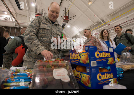 Tech. Le Sgt. Michael Demonbrun du Colorado Air National Guard's 140e Escadron de maintenance des aéronefs, attrape une poignée de fraises comme il les processus grâce à la gamme mobilité à Buckley AFB, Colorado, le 5 mai 2017. Environ 250 aviateurs du Colorado Air National Guard avec aile du 140E 12 F-16 Fighting Falcon sont partant à Kadena Air Base, le Japon pour un déploiement à l'appui des forces américaines du Pacifique Theatre de mesures de sécurité. (U.S. Air National Guard photo par le Sgt. Wolfram M. Stumpf/libérés) Banque D'Images