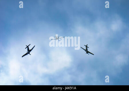 Vol du patrimoine du F4U-4, P-40 Warhawk et le P-51 Mustang volée pendant la garde nationale de Caroline du Sud et la masse de l'air Expo à McEntire Joint National Guard Base, Caroline du Sud, le 5 mai 2017. Cette expo est une démonstration des capacités de la Garde nationale de Caroline du Sud, aviateurs et soldats en disant merci pour le soutien des collègues sud Carolinians et la communauté environnante. (U.S. Air National Guard photo de Tech. Le Sgt. Nicole Szews) Banque D'Images