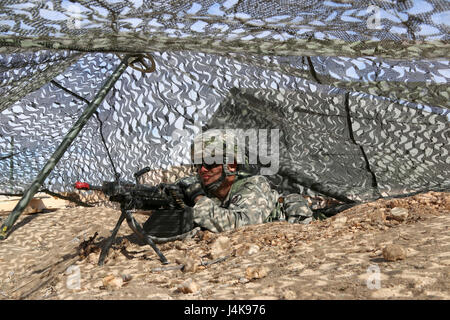 Les soldats de la Garde nationale de l'armée de l'Iowa mènent un combat simulé à Fort Irwin, sécurisant une base avec des mitrailleuses légères M249 pendant une rotation de trois semaines au National Training Center. Banque D'Images