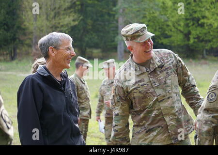 Secrétaire de l'armée par intérim, l'honorable Robert M. Speer, a rendu visite à des soldats lors de la jonction 17 Sabre multinationales conjointes de formation du Centre de préparation, Hohenfels, Allemagne le 6 mai. (U.S. Photo de l'armée par le Sgt. Karen S. Sampson) Banque D'Images