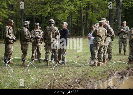 Secrétaire de l'armée par intérim, l'honorable Robert M. Speer, a rendu visite à des soldats lors de la jonction 17 Sabre multinationales conjointes de formation du Centre de préparation, Hohenfels, Allemagne le 6 mai. (U.S. Photo de l'armée par le Sgt. Karen S. Sampson) Banque D'Images