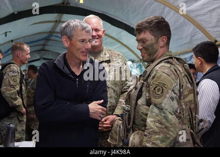 Secrétaire de l'armée par intérim, l'honorable Robert M. Speer, a rendu visite à des soldats lors de la jonction 17 Sabre multinationales conjointes de formation du Centre de préparation, Hohenfels, Allemagne le 6 mai. (U.S. Photo de l'armée par le Sgt. Karen S. Sampson) Banque D'Images