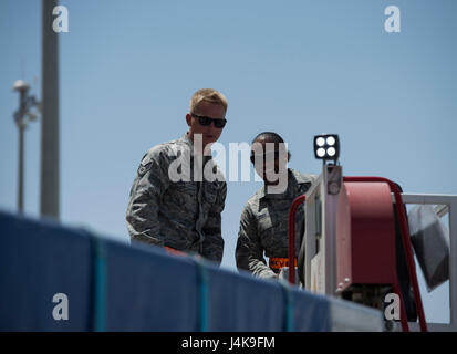 Le chef de l'US Air Force Master Sgt. Shelina Frey, chef commande le Master Sergeant pour Air Mobility Command, droite, exploite un lobe inférieur du chargeur à l'aide du personnel Le Sgt. La 8ème avec Alexander Honahan Air Escadron expéditionnaire de mobilité à Al Udeid Air Base, Qatar, le 6 mai 2017. Frey était accompagné par le sergent-chef en chef. Mark Redden, chef du Commandement de la 521e escadre Opérations de mobilité aérienne et fait plusieurs arrêts dans tout le 8ème escadron de la mobilité aérienne expéditionnaire de sections, en donnant l'occasion aux aviateurs de parler de leurs fonctions et de poser des questions. (U.S. Air Force photo de Tech. Le Sgt. Amy Banque D'Images