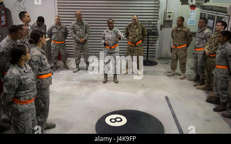 Le chef de l'US Air Force Master Sgt. Shelina Frey, chef commande le Master Sergeant pour Air Mobility Command, visites avec les aviateurs 8e Escadron à la mobilité aérienne expéditionnaire Al Udeid Air Base, Qatar, le 6 mai 2017. Frey était accompagné par le sergent-chef en chef. Mark Redden, chef du Commandement de la 521e Escadre à opérations de mobilité aérienne de la Base aérienne de Ramstein, en Allemagne et a fait plusieurs arrêts dans tout le 8ème escadron de la mobilité aérienne expéditionnaire de sections, en donnant l'occasion aux aviateurs de parler de leurs fonctions et de poser des questions. (U.S. Air Force photo de Tech. Le Sgt. Amy M. Lovgren) Banque D'Images