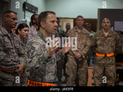 Le chef de l'US Air Force Master Sgt. Mark Redden, chef du Commandement de la 521e Escadre à opérations de mobilité aérienne de la Base aérienne de Ramstein, en Allemagne, avec la 8ème visites aviateurs de l'Air Escadron expéditionnaire de mobilité à Al Udeid Air Base, Qatar, le 6 mai 2017. Redden a été accompagné par le sergent-chef en chef Shelina Frey, chef de la commande Master Sergeant Air Mobility Command et fait plusieurs arrêts dans tout le 8ème escadron de la mobilité aérienne expéditionnaire de sections, en donnant l'occasion aux aviateurs de parler de leurs fonctions et de poser des questions. (U.S. Air Force photo de Tech. Le Sgt. Amy M. Lovgren) Banque D'Images