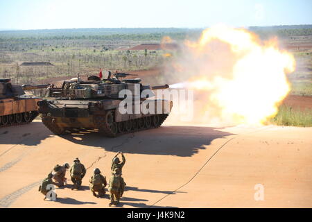 Mont BUNDEY Domaine de formation, l'Australie -- U.S. Marine Lance Cpl. Fernando Griego, Gunner, company K, 3e Bataillon, 4e Régiment de Marines, 1 Division de marines, la Force de rotation Maritime Darwin, un incendie à distance M1A1 Abrams avec l'Escadron B 1er Régiment blindé du Corps blindé royale australienne, le 6 mai 2017. Test à distance des Marines a tiré l'Abrams par mesure de précaution après que des soldats de l'armée australienne avait remplacé le canon d'assurer sa mission de préparation. (U.S. Marine Corps photo par Lance Cpl. Damion Hatch Jr) Banque D'Images