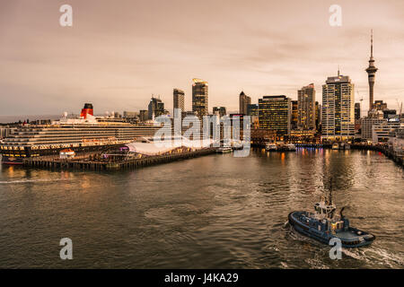 Auckland, Nouvelle-Zélande - mars 6, 2017 : navire de croisière Queen Victoria exploités par des lignes Cunard en port près de Ferry Terminal avec des toits en retour à Banque D'Images