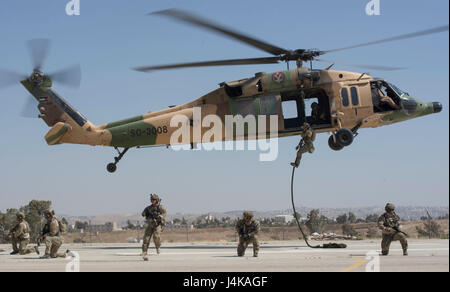 AMMAN, JORDANIE (7 mai 2017) Les membres de l'Armée de l'Air Opération spéciale's 23rd Special Tactics Squad fixer une plate forme d'atterrissage lors d'un exercice rapide à la corde à Amman, Jordanie pendant 2017 lion avide. Lion avide est un exercice annuel le Commandement central américain en Jordanie visant à renforcer les relations militaires entre les Etats-Unis, la Jordanie et d'autres partenaires internationaux. La nouvelle édition se compose d'environ 7 200 militaires provenant de plus de 20 nations qui permettra de répondre aux scénarios impliquant la sécurité des frontières, de commandement et de contrôle, de la cyberdéfense et de la gestion de l'espace de combat. (U.S. Navy Banque D'Images