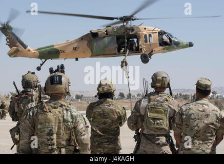 AMMAN, JORDANIE (7 mai 2017) Les membres de l'Armée de l'Air Opération spéciale's 23rd Special Tactics Squad observer la conduite des opérations spéciales jordanienne un exercice rapide à la corde à Amman, Jordanie pendant 2017 lion avide. Lion avide est un exercice annuel le Commandement central américain en Jordanie visant à renforcer les relations militaires entre les Etats-Unis, la Jordanie et d'autres partenaires internationaux. La nouvelle édition se compose d'environ 7 200 militaires provenant de plus de 20 nations qui permettra de répondre aux scénarios impliquant la sécurité des frontières, de commandement et de contrôle, de la cyberdéfense et homme de combat Banque D'Images