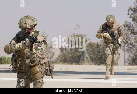 AMMAN, JORDANIE (7 mai 2017) Les membres de la sécurité des opérations spéciales d'atterrissage d'un au cours d'un exercice rapide à la corde à Amman, Jordanie pendant 2017 lion avide. Lion avide est un exercice annuel le Commandement central américain en Jordanie visant à renforcer les relations militaires entre les Etats-Unis, la Jordanie et d'autres partenaires internationaux. La nouvelle édition se compose d'environ 7 200 militaires provenant de plus de 20 nations qui permettra de répondre aux scénarios impliquant la sécurité des frontières, de commandement et de contrôle, de la cyberdéfense et de la gestion de l'espace de combat. (U.S. Photo de la marine par la communication de masse Banque D'Images