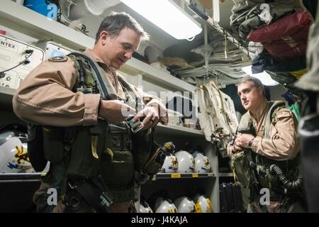 170507-N-YL257-011 Golfe arabique (7 mai 2017) Le capitaine James McCall III, commandant de l'Escadre aérienne de transporteur 8, à gauche, et le Cmdr. Kevin Robb, commandant de l' 'Blacklions de Strike Fighter Squadron (VFA) 213, robe en vitesse de vol à bord du porte-avions USS George H. W. Bush (CVN 77) (GHWB). GHWB est déployée dans la zone 5e flotte américaine des opérations à l'appui d'opérations de sécurité maritime visant à rassurer les alliés et les partenaires, et de préserver la liberté de navigation et la libre circulation du commerce dans la région. (U.S. Photo par marine Spécialiste de la communication de masse Gain 3e classe Christopher Banque D'Images