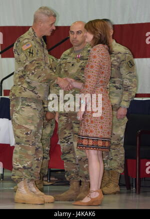 La Garde Nationale de Géorgie Le colonel Wallace Steinbrecher, commandant de la 201e groupe d'appui régional félicite le Lieutenant-colonel Stephen et Hanna Tucker au cours de la cérémonie de passation de commandement de la Task Force 781 e au CBRN Centre de la Garde nationale d'argile à Marietta dimanche. Banque D'Images