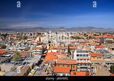 Vue sur les deux côtés de Nicosie (Lefkosia), la dernière capitale divisée du monde de Shacolas (ou 'iakolas'), Chypre. Banque D'Images