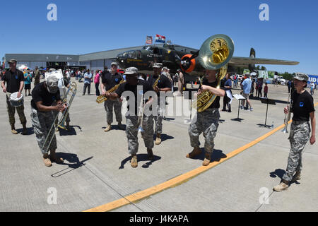 Le 246e U.S. Army Band de la Garde nationale de la Caroline du Sud exécute pendant la cérémonie d'ouverture pour la garde nationale de Caroline du Sud et la masse de l'air Expo à McEntire Joint National Guard Base, S.C., le 6 mai 2017. Cette expo est une démonstration des capacités de la Garde nationale de Caroline du Sud, aviateurs et soldats en disant merci pour le soutien des collègues sud Carolinians et la communauté environnante. (U.S. Photo de la Garde nationale aérienne capitaine principal Sgt. Edward Snyder) Banque D'Images