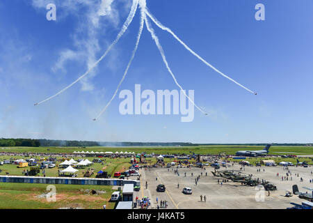 L'équipe de voltige Aeroshell effectue au cours de la Garde nationale de Caroline du Sud et la masse de l'air Expo à McEntire Joint National Guard Base, Caroline du Sud, le 7 mai 2017. Cette expo est une démonstration des capacités de la Garde nationale de Caroline du Sud, aviateurs et soldats en disant merci pour le soutien des collègues sud Carolinians et la communauté environnante. (U.S. Photo de la Garde nationale aérienne Aviateur Senior Megan Floyd) Banque D'Images