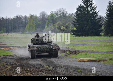 Un Autrichien Leopard 2A4 réservoir, appartenant au peloton Bundesheer, manoeuvres à travers les obstacles et le terrain dans le cadre de la précision de conduite lane, au cours de l'Europe forte Défi du réservoir (CEEC), à la 7ème commande d'entraînement de l'armée, zone d'entraînement Grafenwoehr Grafenwoehr, Allemagne, le 8 mai 2017. La Commission nationale de l'économie est organisée conjointement par l'Europe de l'armée américaine et l'armée allemande, 12 mai 2017. Le concours est conçu pour projeter une présence dynamique, favoriser le partenariat militaire, de promouvoir l'interopérabilité, et fournit un environnement de partage de tactiques, techniques et procédures, les pelotons de six pays de l'OTAN et les pays partenaires Banque D'Images