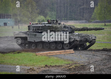 Un Autrichien Leopard 2A4 réservoir, appartenant au peloton Bundesheer, manoeuvres à travers les obstacles et le terrain dans le cadre de la précision de conduite lane, au cours de l'Europe forte Défi du réservoir (CEEC), à la 7ème commande d'entraînement de l'armée, zone d'entraînement Grafenwoehr Grafenwoehr, Allemagne, le 8 mai 2017. La Commission nationale de l'économie est organisée conjointement par l'Europe de l'armée américaine et l'armée allemande, 12 mai 2017. Le concours est conçu pour projeter une présence dynamique, favoriser le partenariat militaire, de promouvoir l'interopérabilité, et fournit un environnement de partage de tactiques, techniques et procédures, les pelotons de six pays de l'OTAN et les pays partenaires Banque D'Images