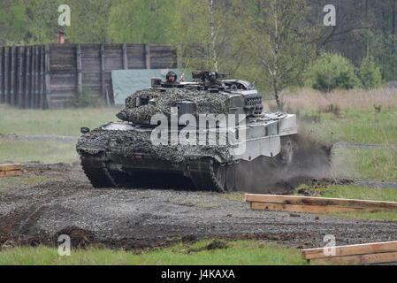 Un Autrichien Leopard 2A4 réservoir, appartenant au peloton Bundesheer, manoeuvres à travers les obstacles et le terrain dans le cadre de la précision de conduite lane, au cours de l'Europe forte Défi du réservoir (CEEC), à la 7ème commande d'entraînement de l'armée, zone d'entraînement Grafenwoehr Grafenwoehr, Allemagne, le 8 mai 2017. La Commission nationale de l'économie est organisée conjointement par l'Europe de l'armée américaine et l'armée allemande, 12 mai 2017. Le concours est conçu pour projeter une présence dynamique, favoriser le partenariat militaire, de promouvoir l'interopérabilité, et fournit un environnement de partage de tactiques, techniques et procédures, les pelotons de six pays de l'OTAN et les pays partenaires Banque D'Images