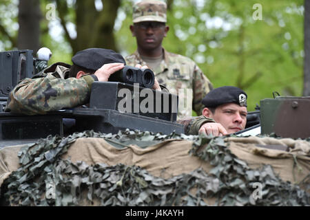 L'Allemagne de l'équipe procède à l'appel de Fire lane au cours de l'Europe forte Défi du réservoir (CEEC) lors de la 7e formation de l'Armée de la commande Zone d'entraînement Grafenwoehr, Allemagne, le 08 mai 2017. La Commission nationale de l'économie est organisée conjointement par l'Europe de l'armée américaine et l'armée allemande, 12 mai 2017. Le concours est conçu pour projeter une présence dynamique, favoriser le partenariat militaire, de promouvoir l'interopérabilité, et fournit un environnement de partage de tactiques, techniques et procédures. Six pelotons de l'OTAN et les pays partenaires sont dans la compétition. (U.S. Photo de l'armée par Visual Spécialiste de l'information, Gertrud Zach) Banque D'Images