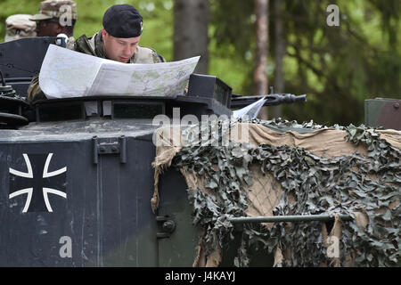 L'Allemagne de l'équipe procède à l'appel de Fire lane au cours de l'Europe forte Défi du réservoir (CEEC) lors de la 7e formation de l'Armée de la commande Zone d'entraînement Grafenwoehr, Allemagne, le 08 mai 2017. La Commission nationale de l'économie est organisée conjointement par l'Europe de l'armée américaine et l'armée allemande, 12 mai 2017. Le concours est conçu pour projeter une présence dynamique, favoriser le partenariat militaire, de promouvoir l'interopérabilité, et fournit un environnement de partage de tactiques, techniques et procédures. Six pelotons de l'OTAN et les pays partenaires sont dans la compétition. (U.S. Photo de l'armée par Visual Spécialiste de l'information, Gertrud Zach) Banque D'Images