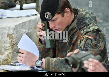 L'Allemagne de l'équipe procède à l'appel de Fire lane au cours de l'Europe forte Défi du réservoir (CEEC) lors de la 7e formation de l'Armée de la commande Zone d'entraînement Grafenwoehr, Allemagne, le 08 mai 2017. La Commission nationale de l'économie est organisée conjointement par l'Europe de l'armée américaine et l'armée allemande, 12 mai 2017. Le concours est conçu pour projeter une présence dynamique, favoriser le partenariat militaire, de promouvoir l'interopérabilité, et fournit un environnement de partage de tactiques, techniques et procédures. Six pelotons de l'OTAN et les pays partenaires sont dans la compétition. (U.S. Photo de l'armée par Visual Spécialiste de l'information, Gertrud Zach) Banque D'Images