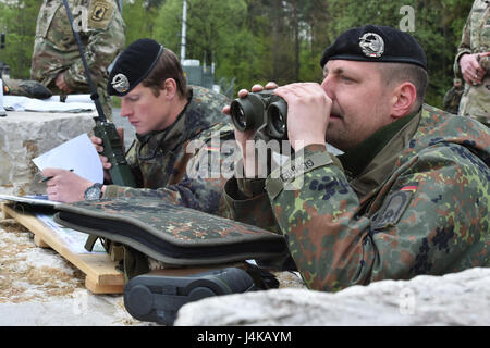 L'Allemagne de l'équipe procède à l'appel de Fire lane au cours de l'Europe forte Défi du réservoir (CEEC) lors de la 7e formation de l'Armée de la commande Zone d'entraînement Grafenwoehr, Allemagne, le 08 mai 2017. La Commission nationale de l'économie est organisée conjointement par l'Europe de l'armée américaine et l'armée allemande, 12 mai 2017. Le concours est conçu pour projeter une présence dynamique, favoriser le partenariat militaire, de promouvoir l'interopérabilité, et fournit un environnement de partage de tactiques, techniques et procédures. Six pelotons de l'OTAN et les pays partenaires sont dans la compétition. (U.S. Photo de l'armée par Visual Spécialiste de l'information, Gertrud Zach) Banque D'Images