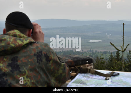 L'Allemagne de l'équipe procède à l'appel de Fire lane au cours de l'Europe forte Défi du réservoir (CEEC) lors de la 7e formation de l'Armée de la commande Zone d'entraînement Grafenwoehr, Allemagne, le 08 mai 2017. La Commission nationale de l'économie est organisée conjointement par l'Europe de l'armée américaine et l'armée allemande, 12 mai 2017. Le concours est conçu pour projeter une présence dynamique, favoriser le partenariat militaire, de promouvoir l'interopérabilité, et fournit un environnement de partage de tactiques, techniques et procédures. Six pelotons de l'OTAN et les pays partenaires sont dans la compétition. (U.S. Photo de l'armée par Visual Spécialiste de l'information, Gertrud Zach) Banque D'Images